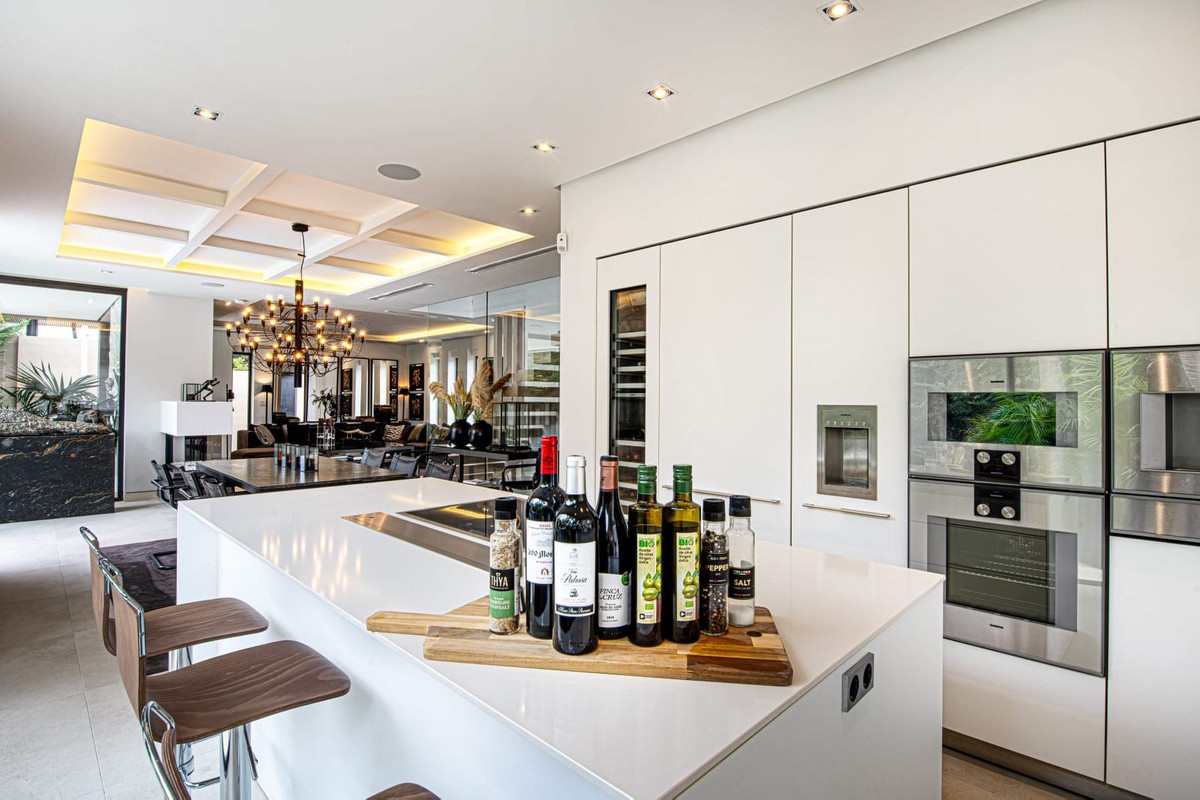 Se vende Villa - Chalet de 5 dormitorios en Costa Del Sol, Málaga, España