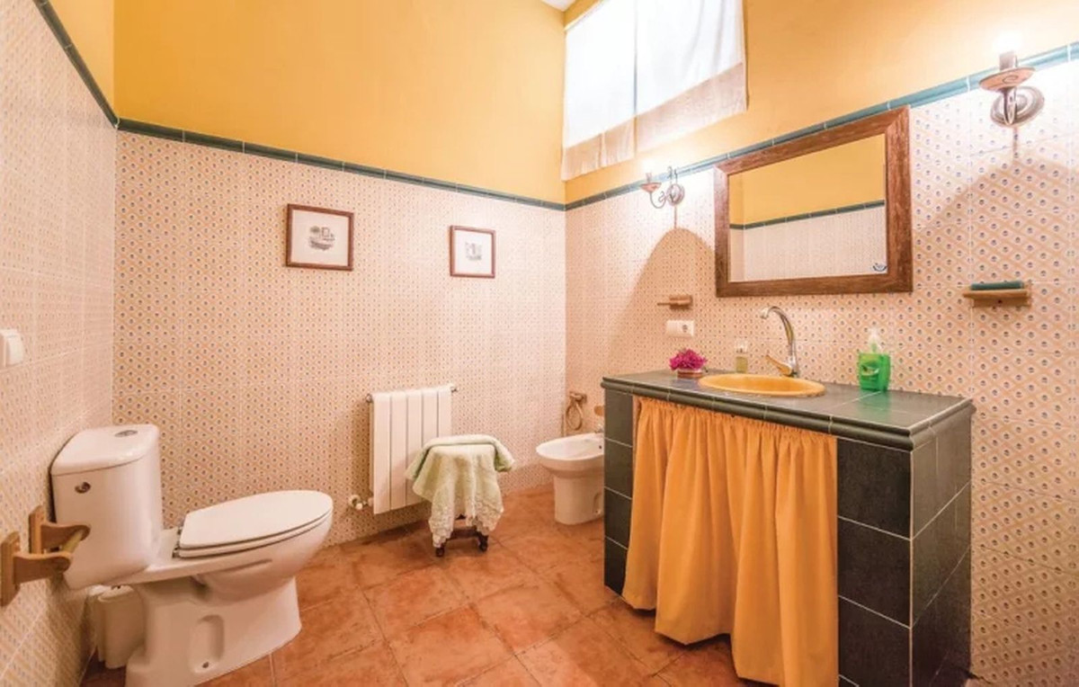 7 Bed Townhouse for sale in Cuevas Del Becerro Costa Del Sol, Málaga, Spain