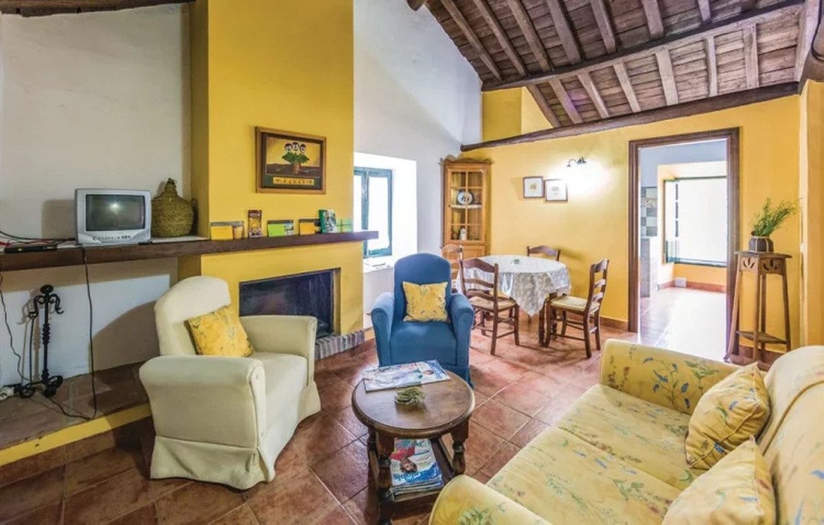 7 Bed Townhouse for sale in Cuevas Del Becerro Costa Del Sol, Málaga, Spain