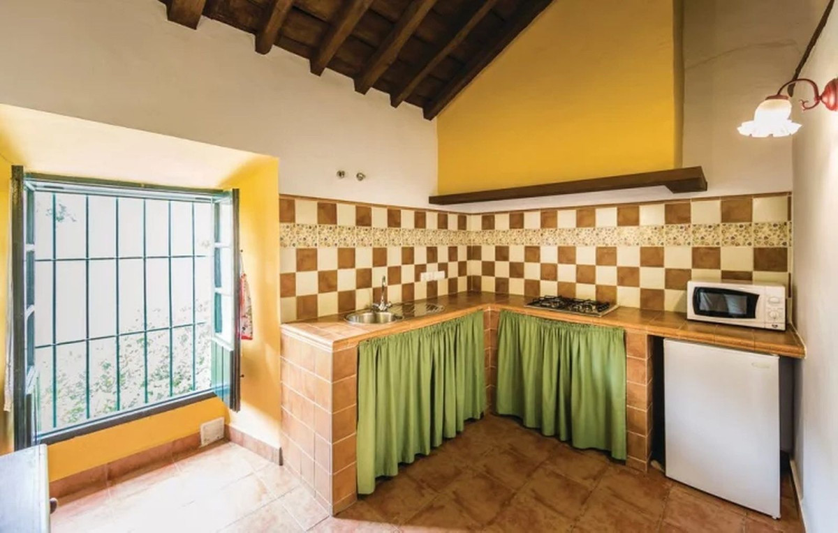 7 Bed Townhouse for sale in Cuevas Del Becerro Costa Del Sol, Málaga, Spain