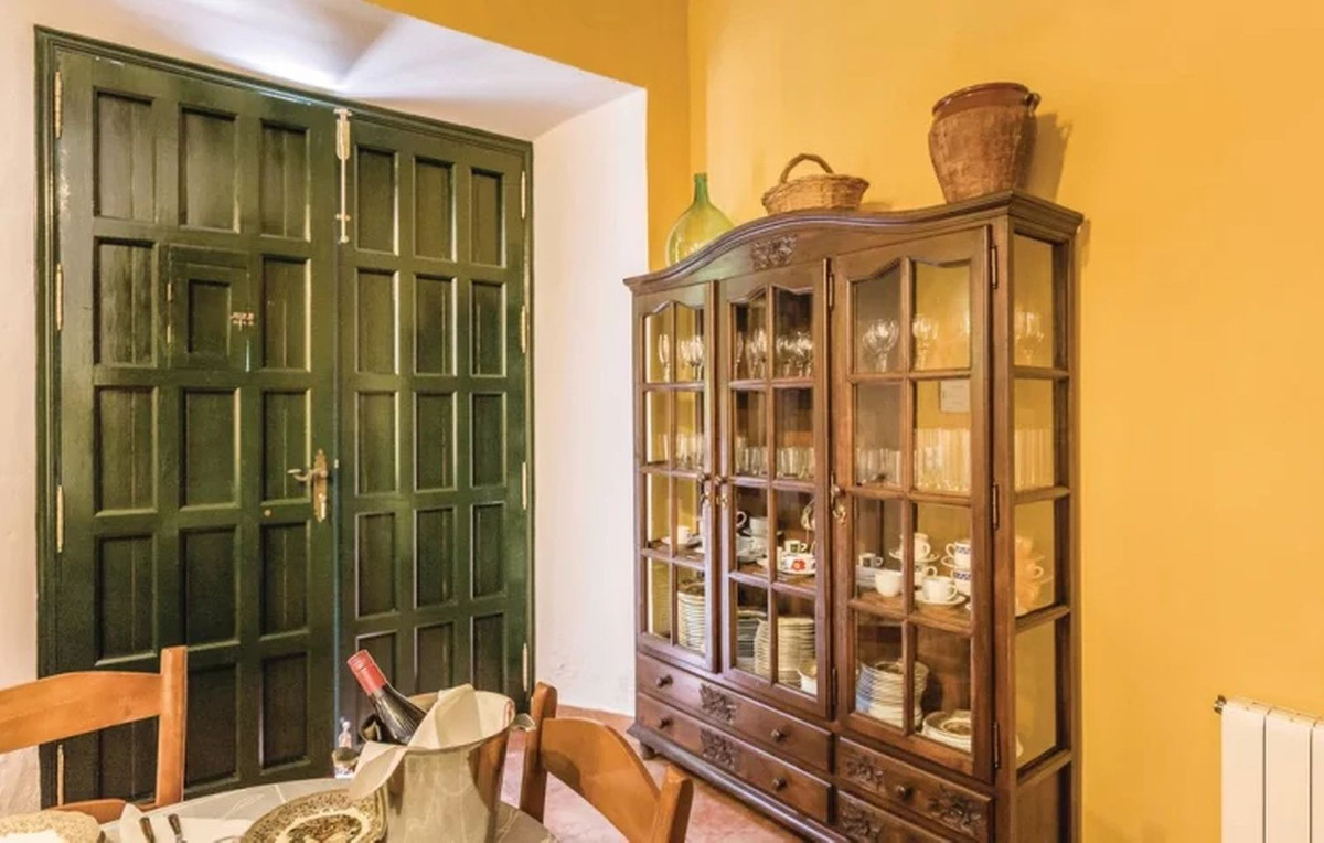 7 Bed Townhouse for sale in Cuevas Del Becerro Costa Del Sol, Málaga, Spain
