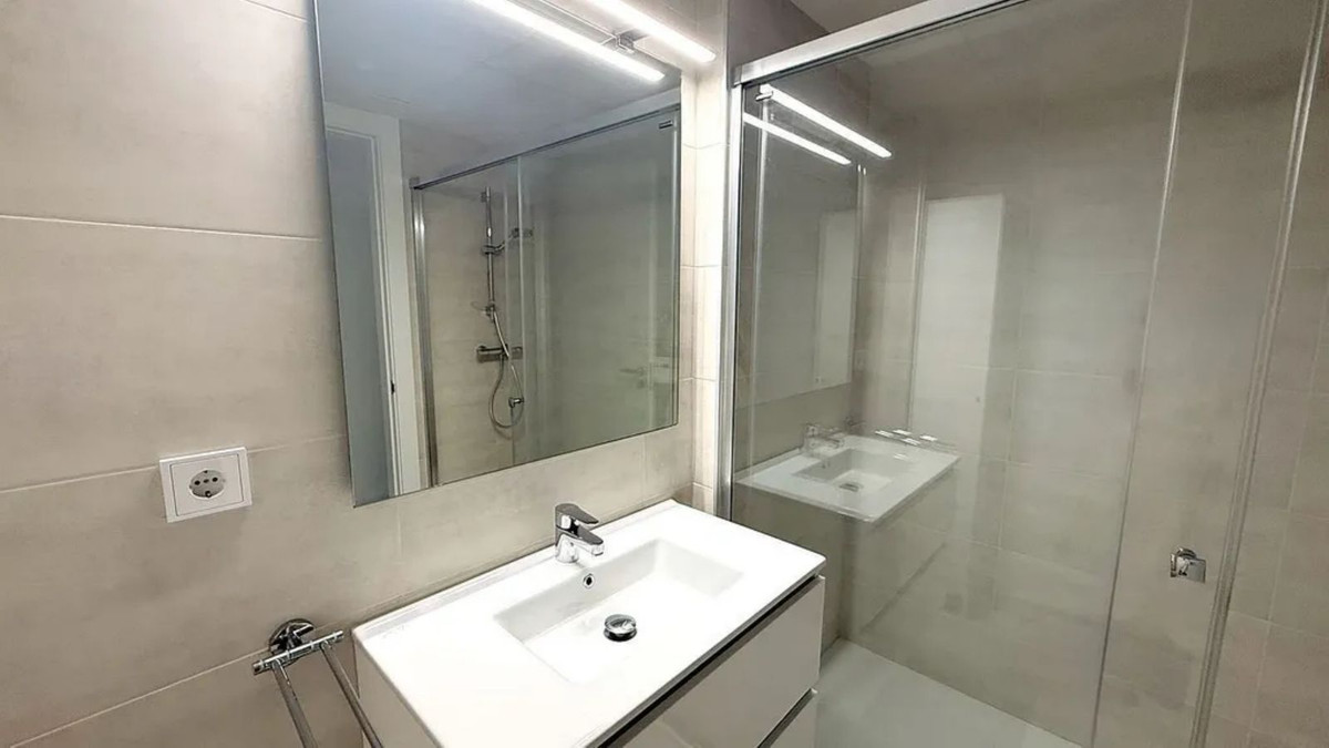 Se vende Apartamento Planta Media de 2 dormitorios en Costa Del Sol, Málaga, España