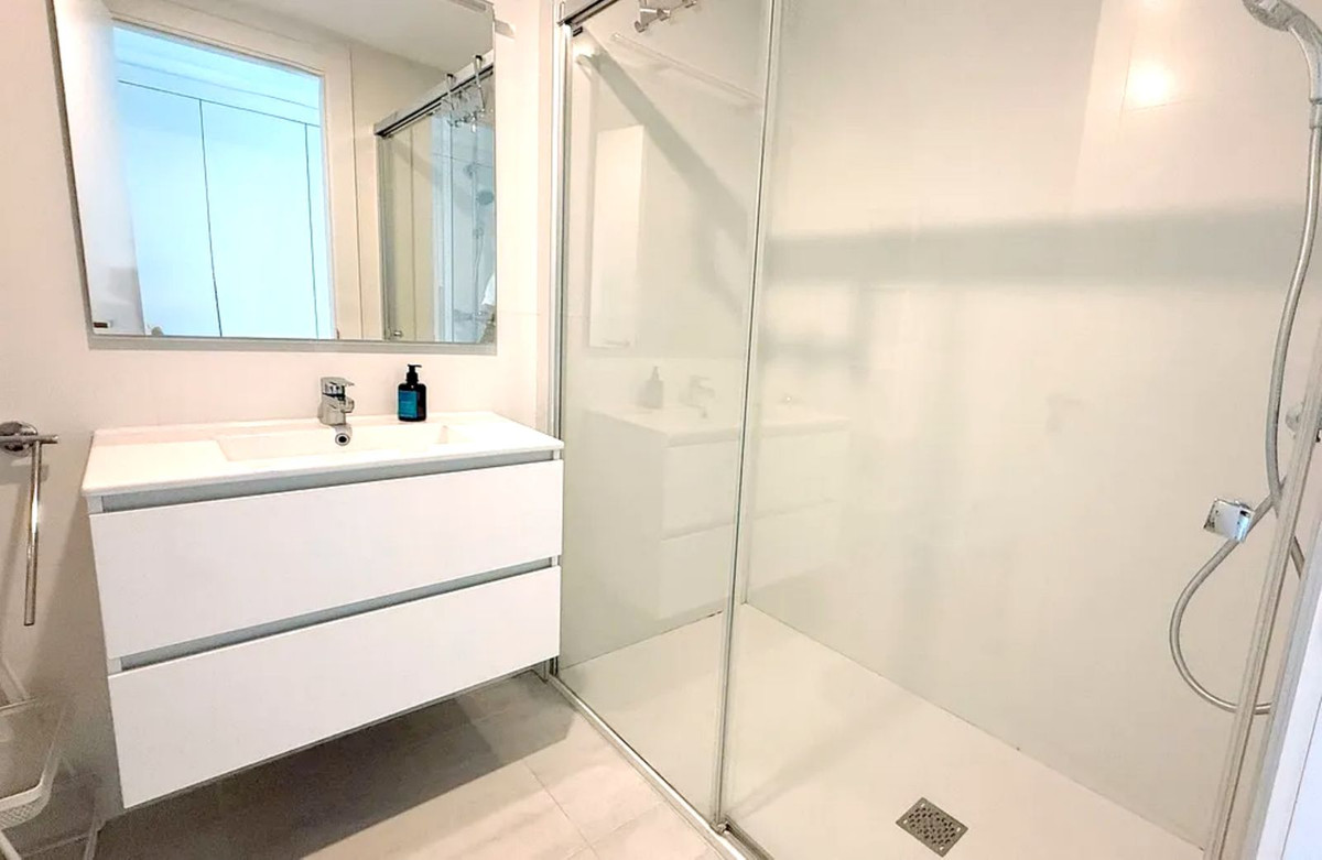 Se vende Apartamento Planta Media de 2 dormitorios en Costa Del Sol, Málaga, España