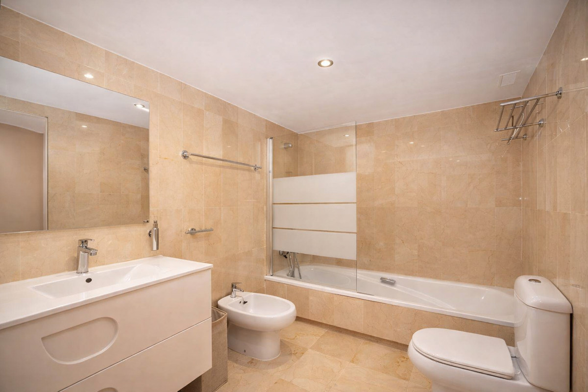 Se vende Apartamento Planta Media de 2 dormitorios en Costa Del Sol, Málaga, España