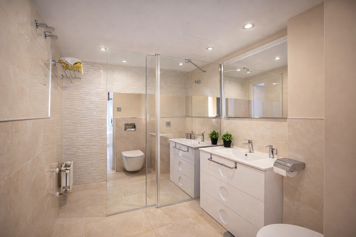 Se vende Apartamento Planta Media de 2 dormitorios en Costa Del Sol, Málaga, España