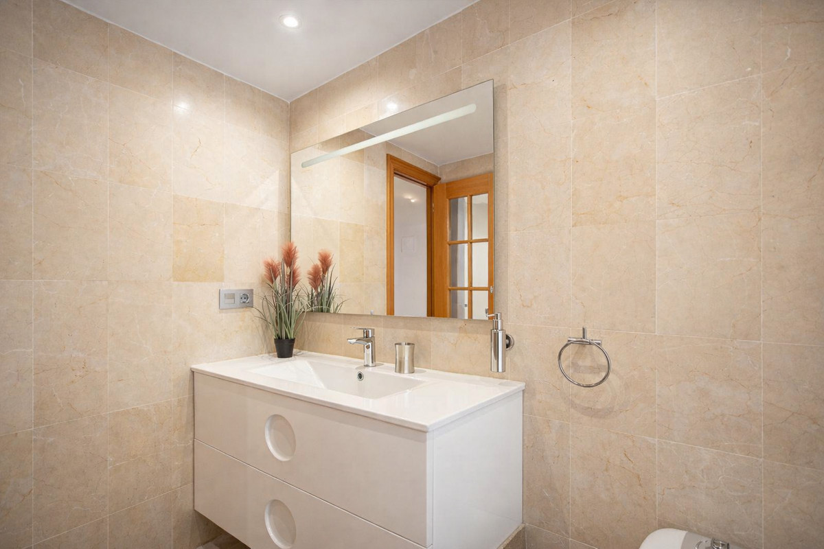 Se vende Apartamento Planta Media de 2 dormitorios en Costa Del Sol, Málaga, España