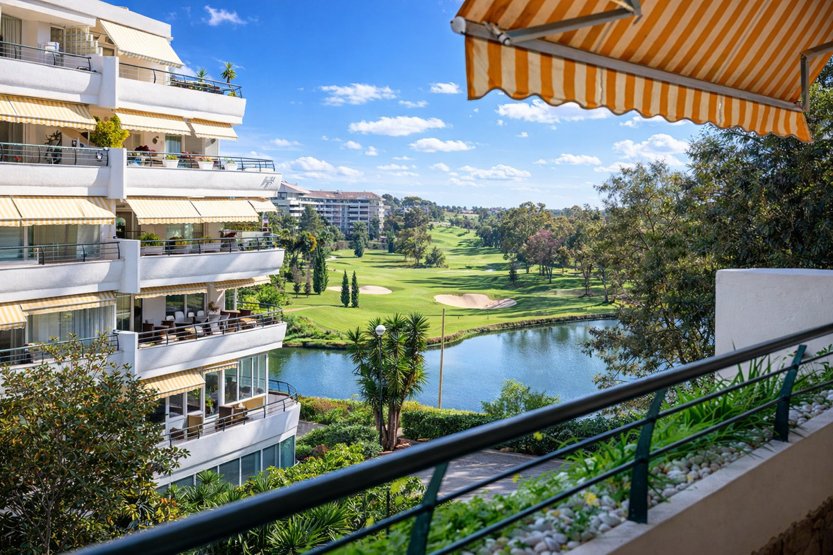 Se vende Apartamento Planta Media de 2 dormitorios en Costa Del Sol, Málaga, España