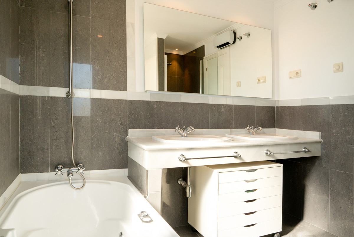Se vende Villa - Chalet de 4 dormitorios en Costa Del Sol, Málaga, España