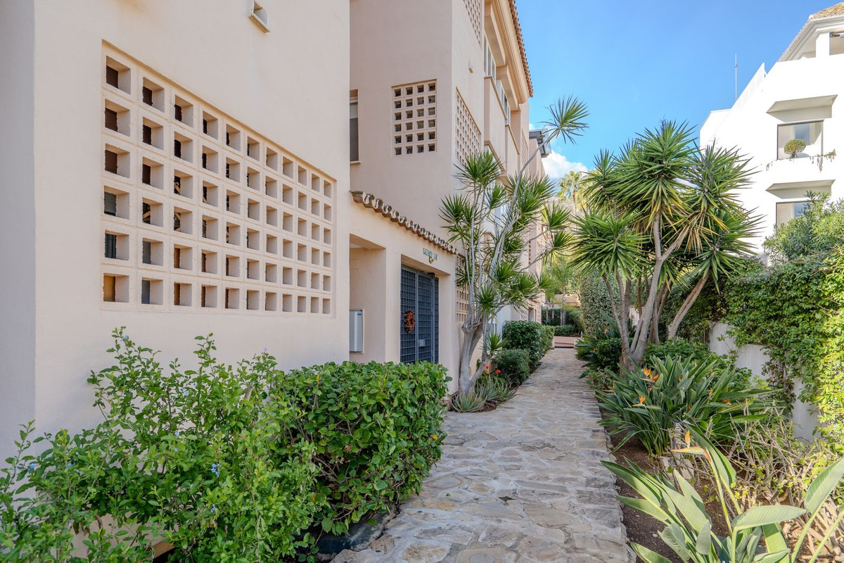 3 Bed Apartment for sale in Marbella Costa Del Sol, Málaga, Spain