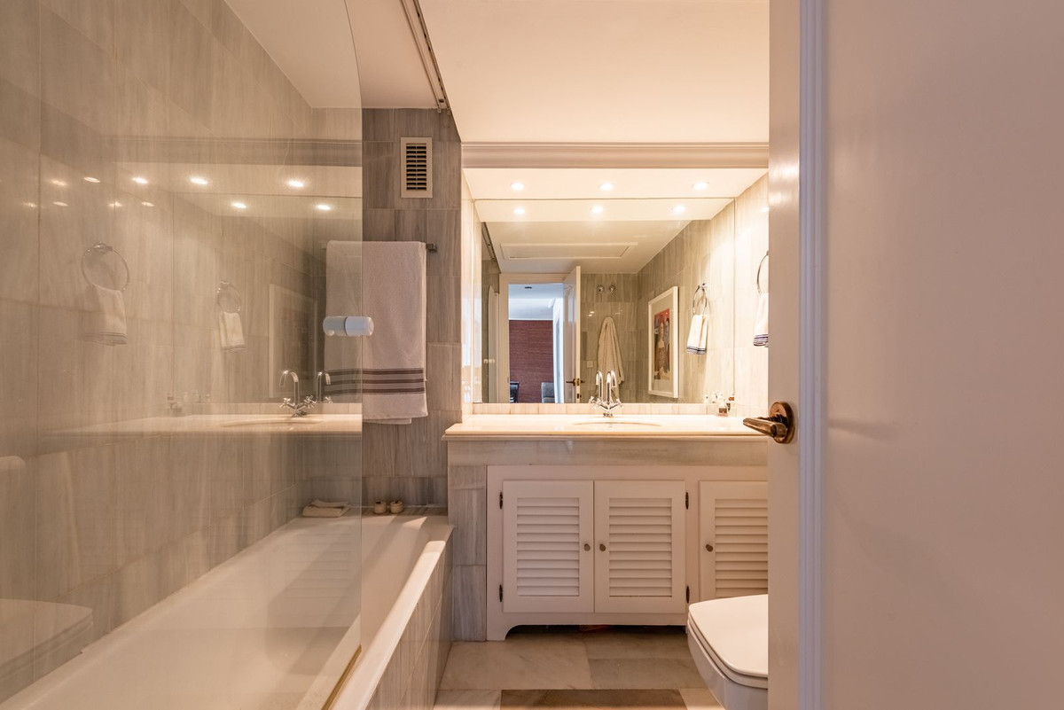 Se vende Apartamento Planta Media de 2 dormitorios en Costa Del Sol, Málaga, España