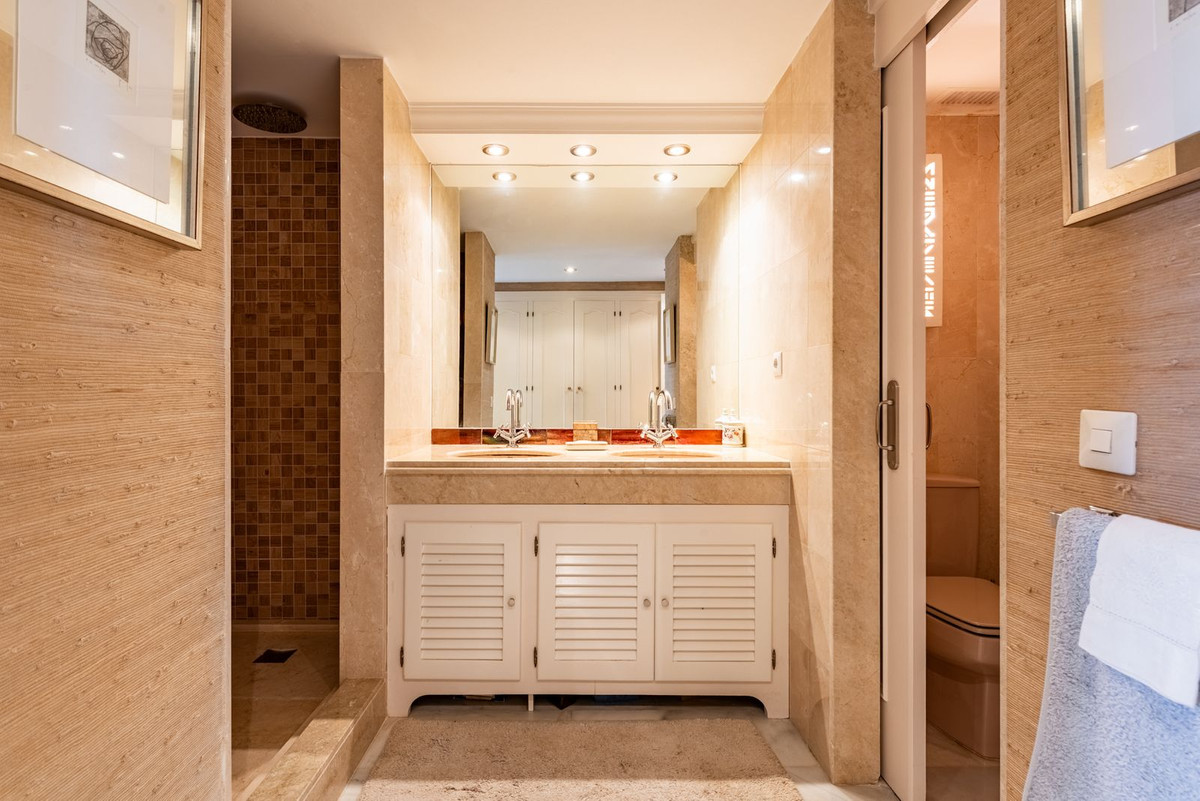 Se vende Apartamento Planta Media de 2 dormitorios en Costa Del Sol, Málaga, España