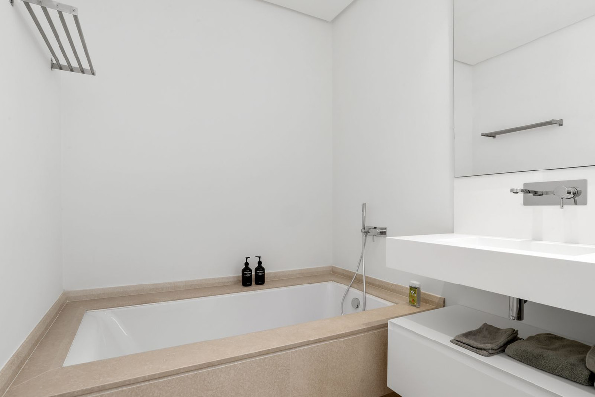 3 Bed Apartment for sale in Benahavís Costa Del Sol, Málaga, Spain