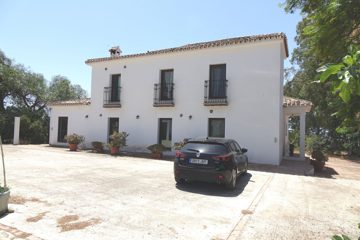 5 Bed Townhouse for sale in Valtocado Costa Del Sol, Málaga, Spain