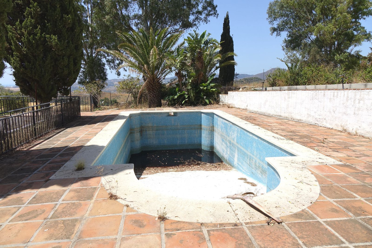 5 Bed Townhouse for sale in Valtocado Costa Del Sol, Málaga, Spain