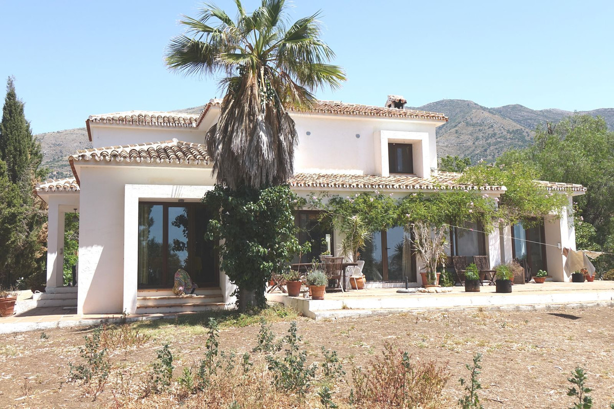 5 Bed Townhouse for sale in Valtocado Costa Del Sol, Málaga, Spain