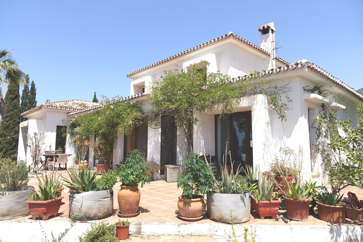 5 Bed Townhouse for sale in Valtocado Costa Del Sol, Málaga, Spain