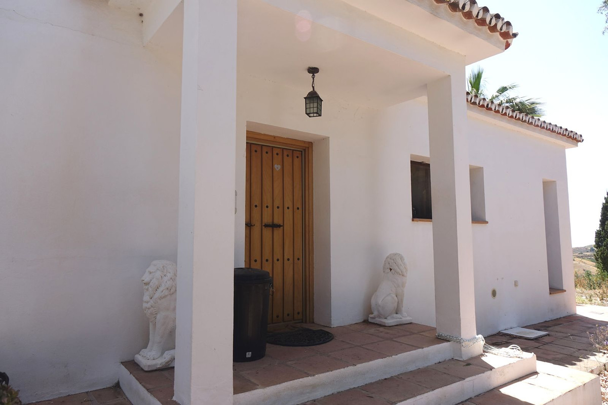 5 Bed Townhouse for sale in Valtocado Costa Del Sol, Málaga, Spain