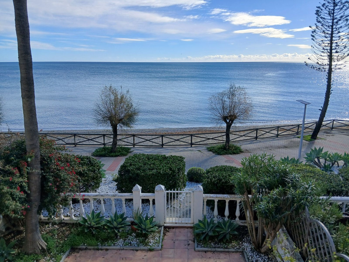 5 Bed Apartment for sale in Estepona Costa Del Sol, Málaga, Spain