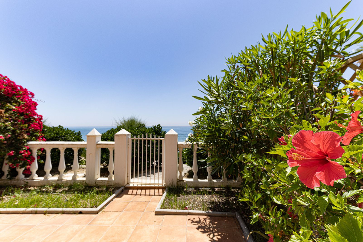 5 Bed Apartment for sale in Estepona Costa Del Sol, Málaga, Spain