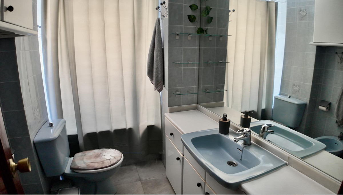 Se vende Apartamento Planta Media de 2 dormitorios en Costa Del Sol, Málaga, España