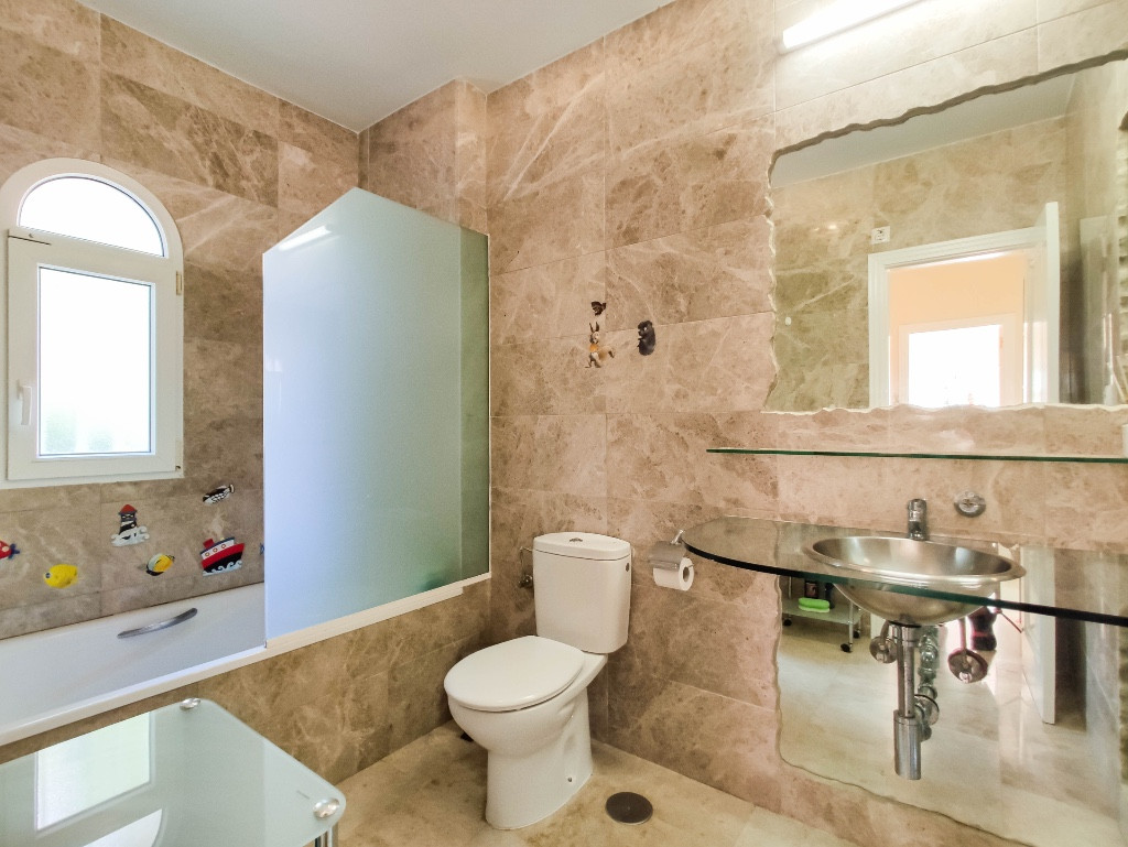 Se vende Villa - Chalet de 4 dormitorios en Costa Blanca, Alicante, España