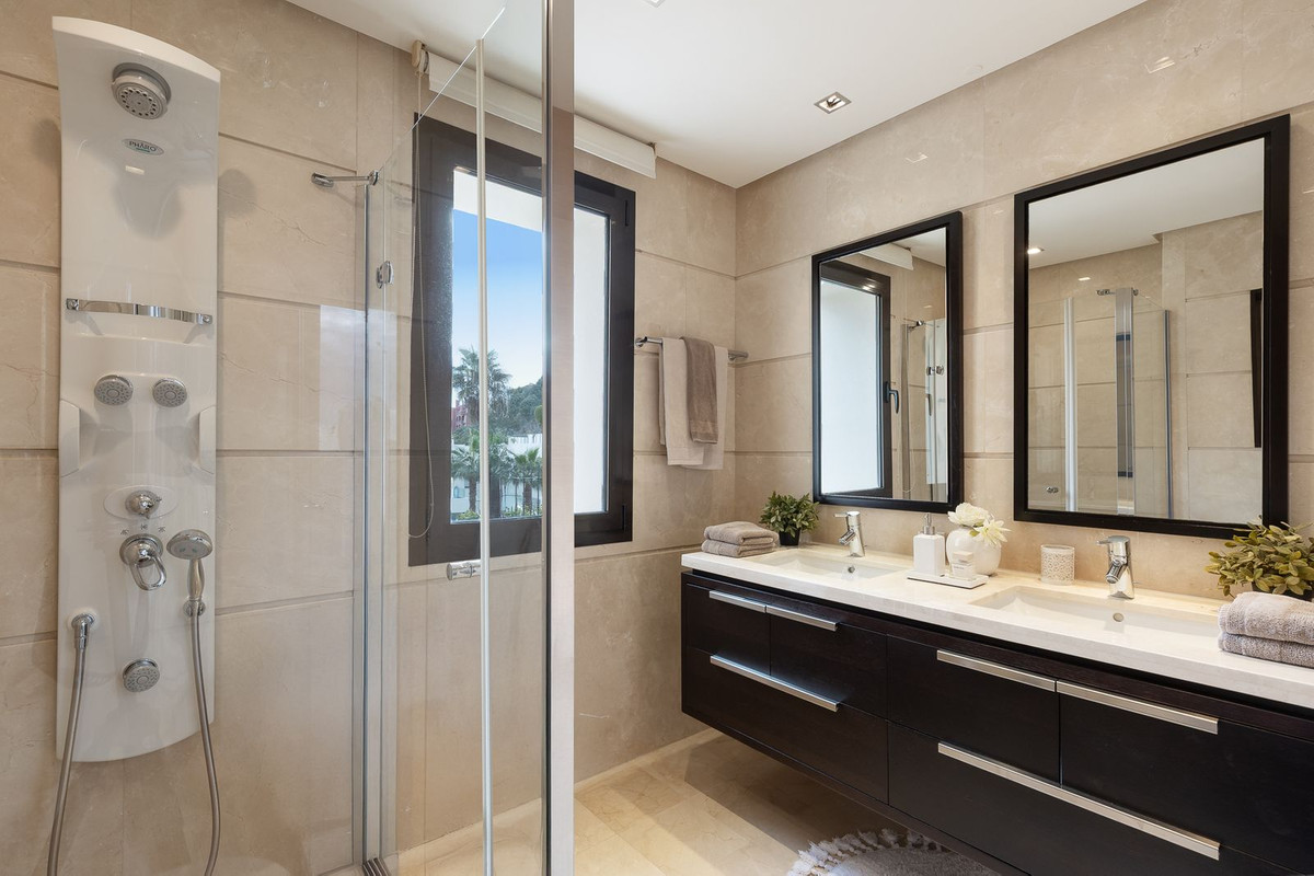 2 Bed Apartment for sale in Benahavís Costa Del Sol, Málaga, Spain