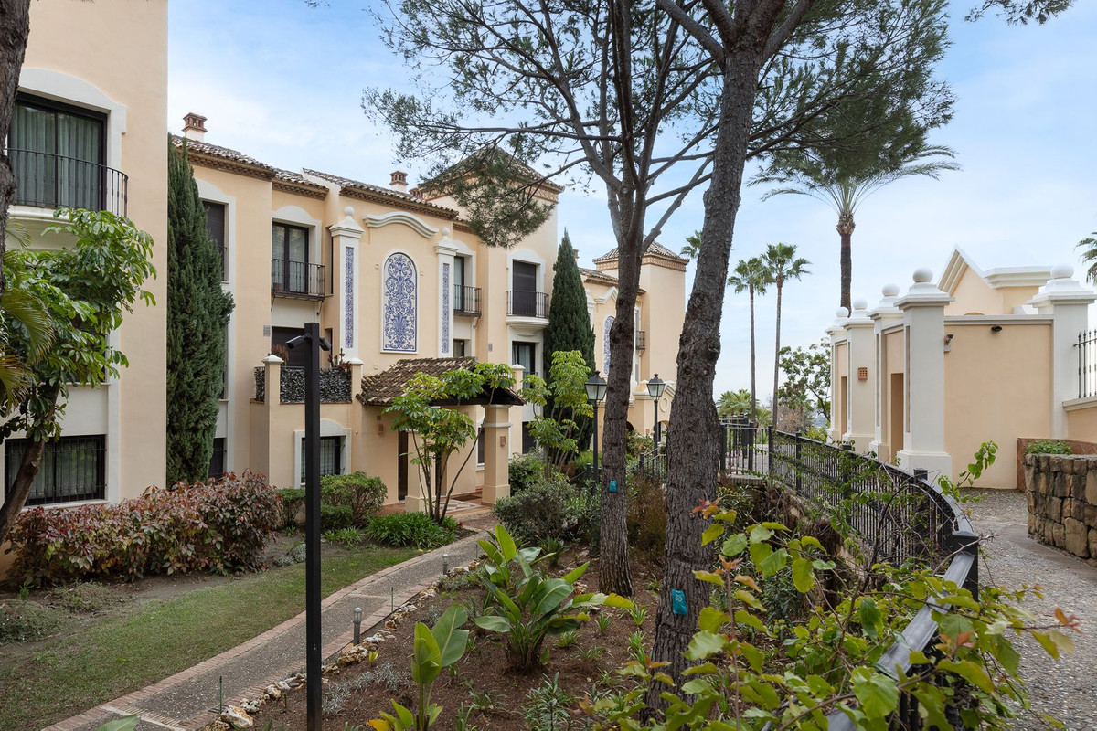 2 Bed Apartment for sale in Benahavís Costa Del Sol, Málaga, Spain