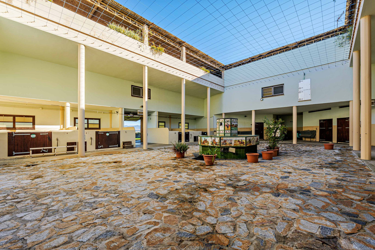 10 Bed Commercial unit for sale in Alhaurín De La Torre Costa Del Sol, Málaga, Spain