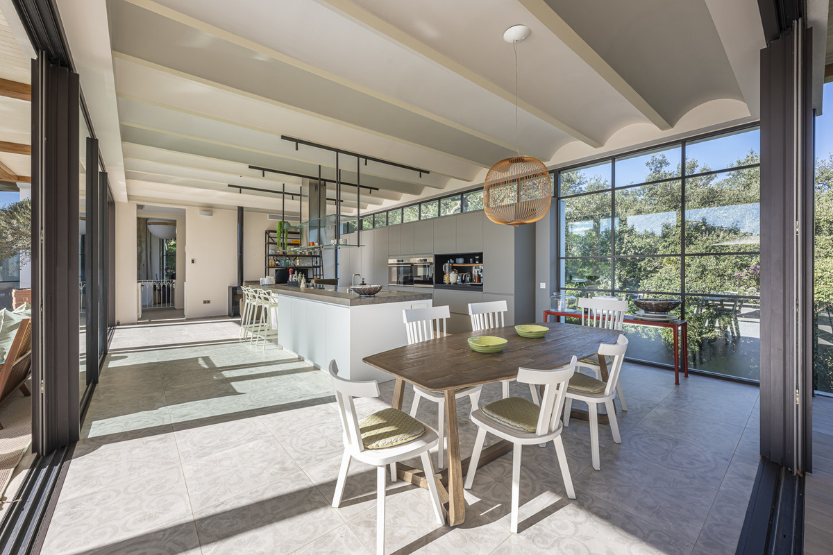 Se vende Villa - Chalet de 6 dormitorios en Costa Del Sol, Cadiz, España