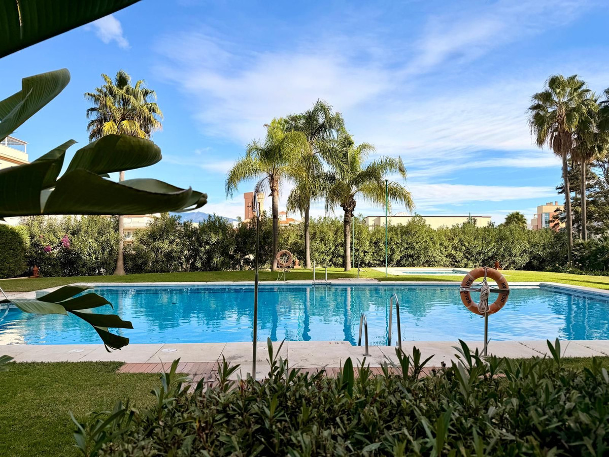 Se vende Apartamento Planta Media de 2 dormitorios en Costa Del Sol, Málaga, España