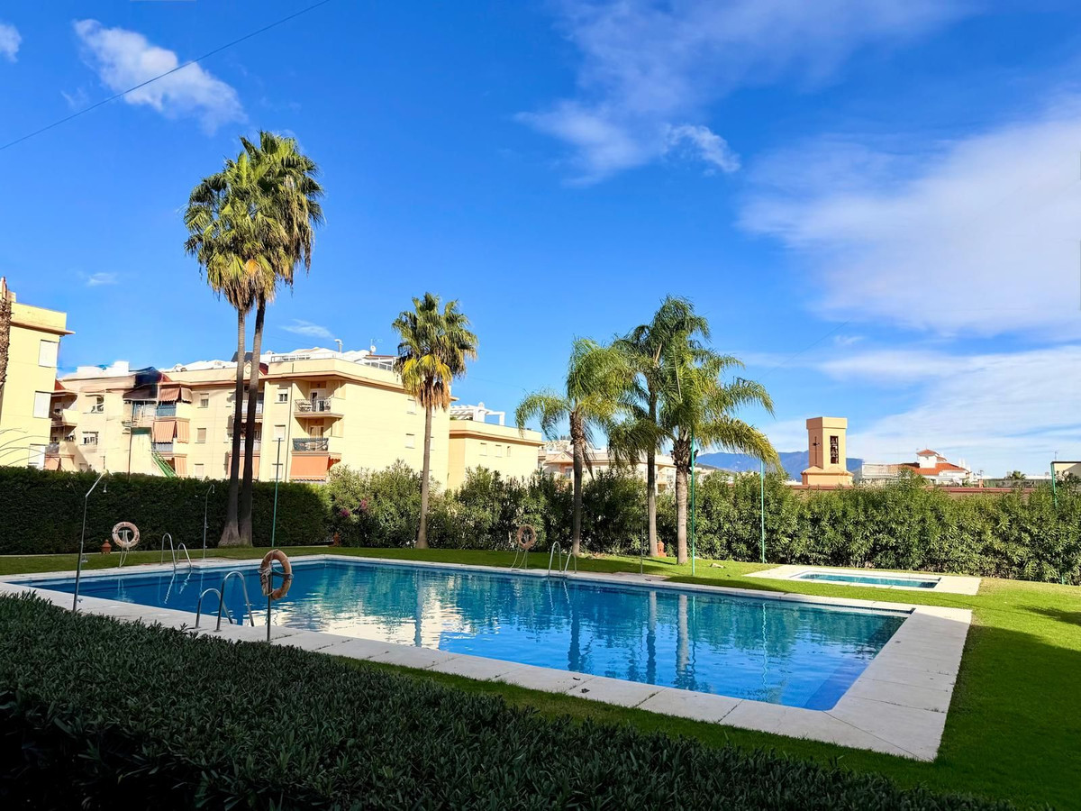 Se vende Apartamento Planta Media de 2 dormitorios en Costa Del Sol, Málaga, España
