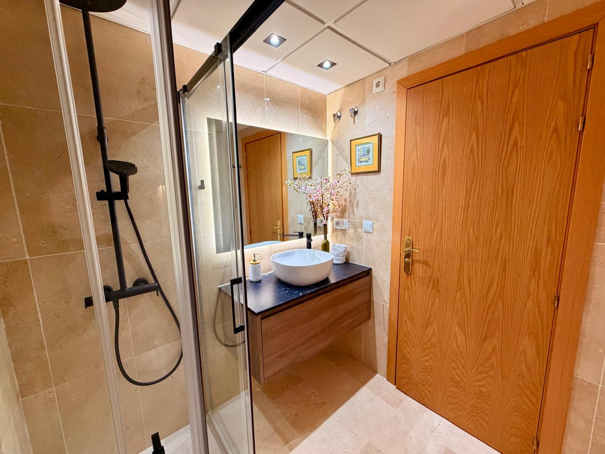 Se vende Apartamento Planta Media de 2 dormitorios en Costa Del Sol, Málaga, España