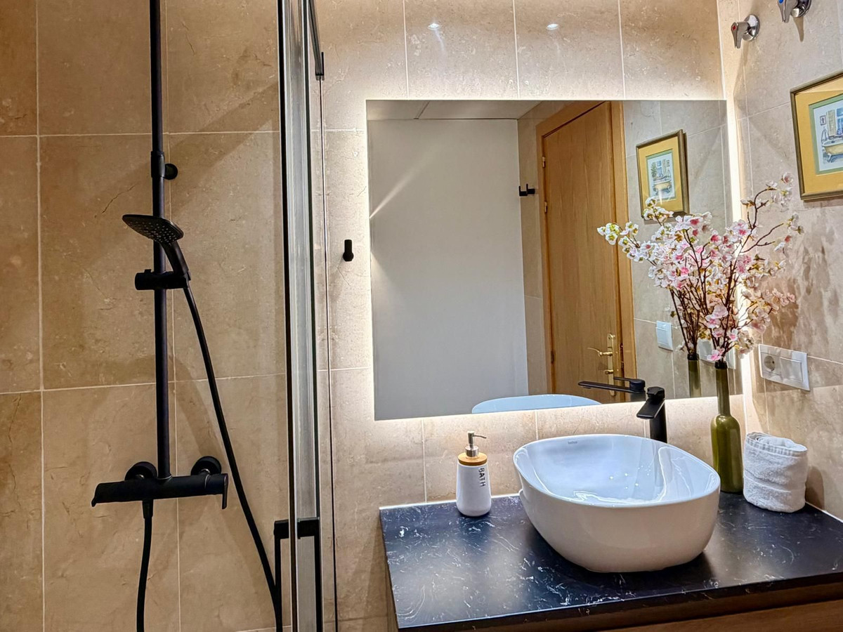 Se vende Apartamento Planta Media de 2 dormitorios en Costa Del Sol, Málaga, España