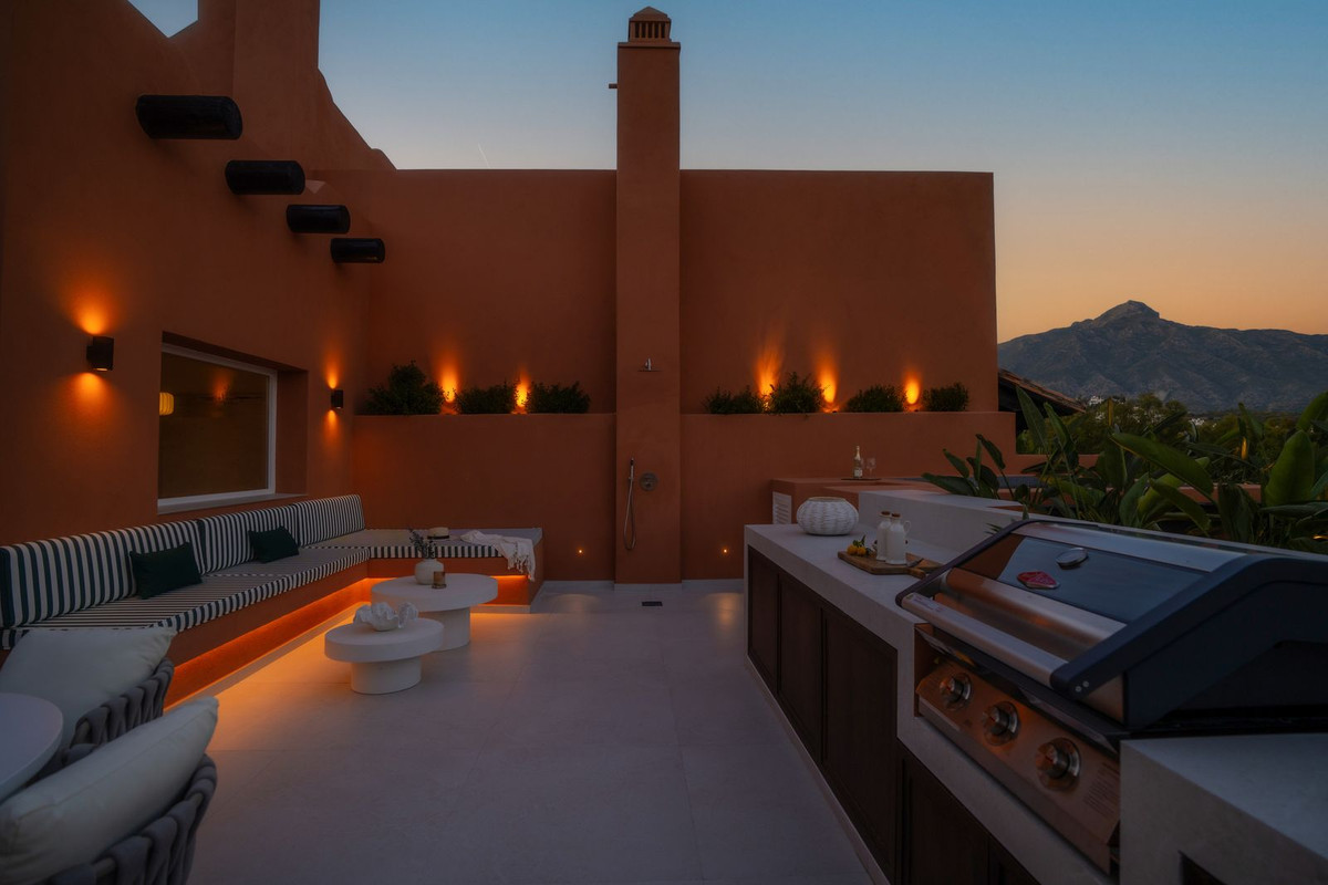 4 Bed Apartment for sale in Nueva Andalucía Costa Del Sol, Málaga, Spain