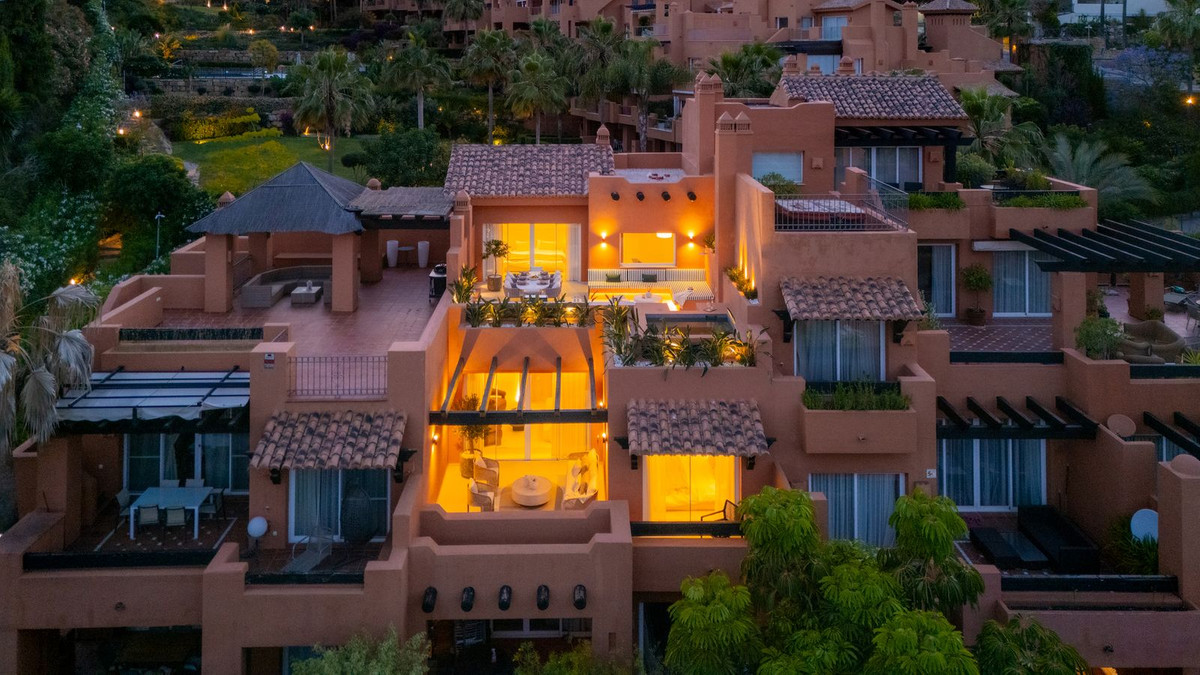 4 Bed Apartment for sale in Nueva Andalucía Costa Del Sol, Málaga, Spain