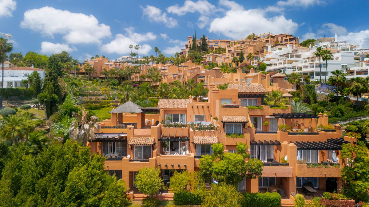 4 Bed Apartment for sale in Nueva Andalucía Costa Del Sol, Málaga, Spain