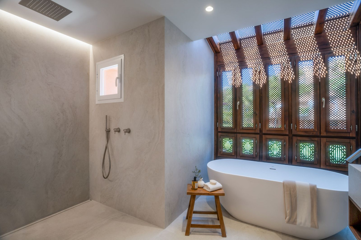 4 Bed Apartment for sale in Nueva Andalucía Costa Del Sol, Málaga, Spain