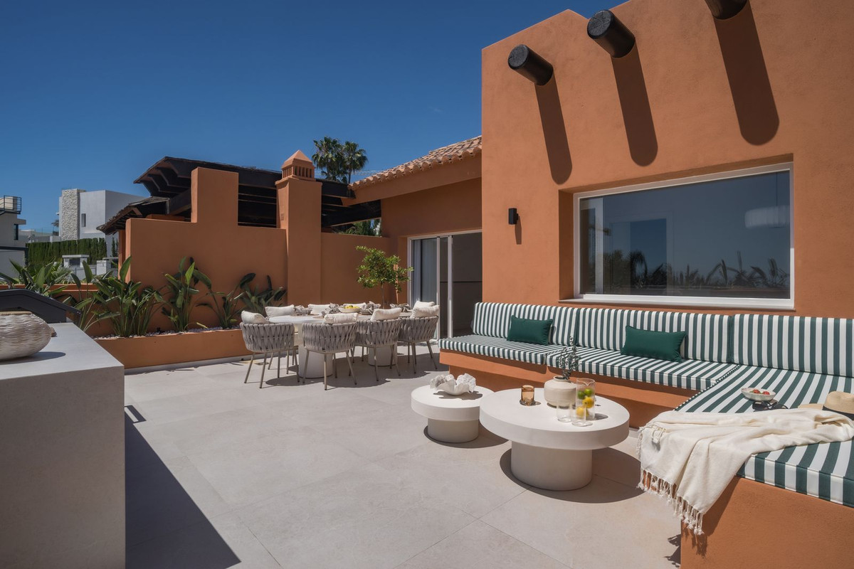 4 Bed Apartment for sale in Nueva Andalucía Costa Del Sol, Málaga, Spain