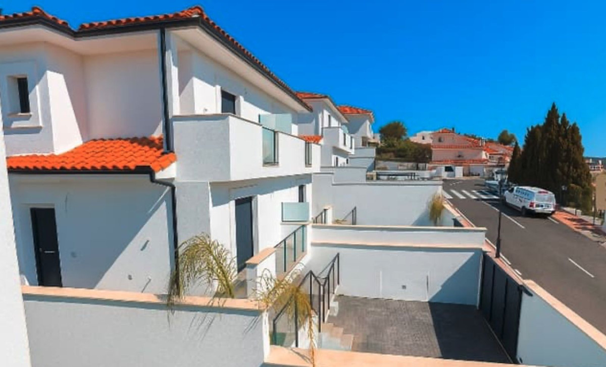 3 Bed Townhouse for sale in La Duquesa Costa Del Sol, Málaga, Spain
