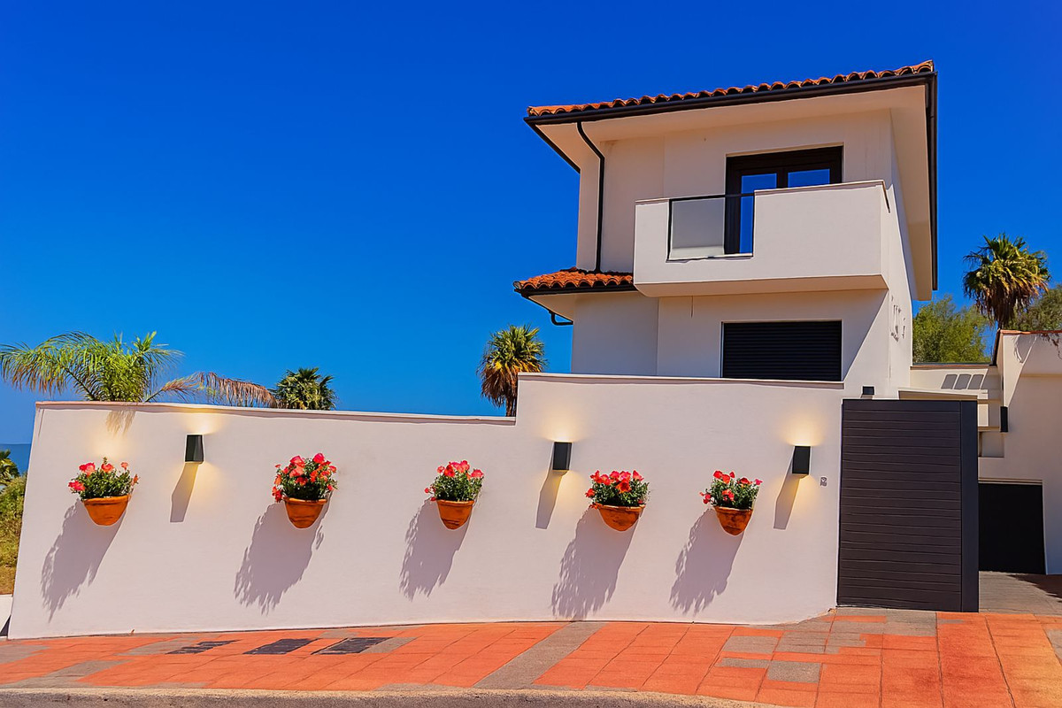 3 Bed Townhouse for sale in La Duquesa Costa Del Sol, Málaga, Spain