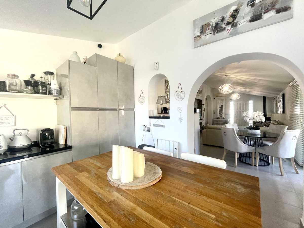 3 Bed Townhouse for sale in Cerros Del Aguila Costa Del Sol, Málaga, Spain