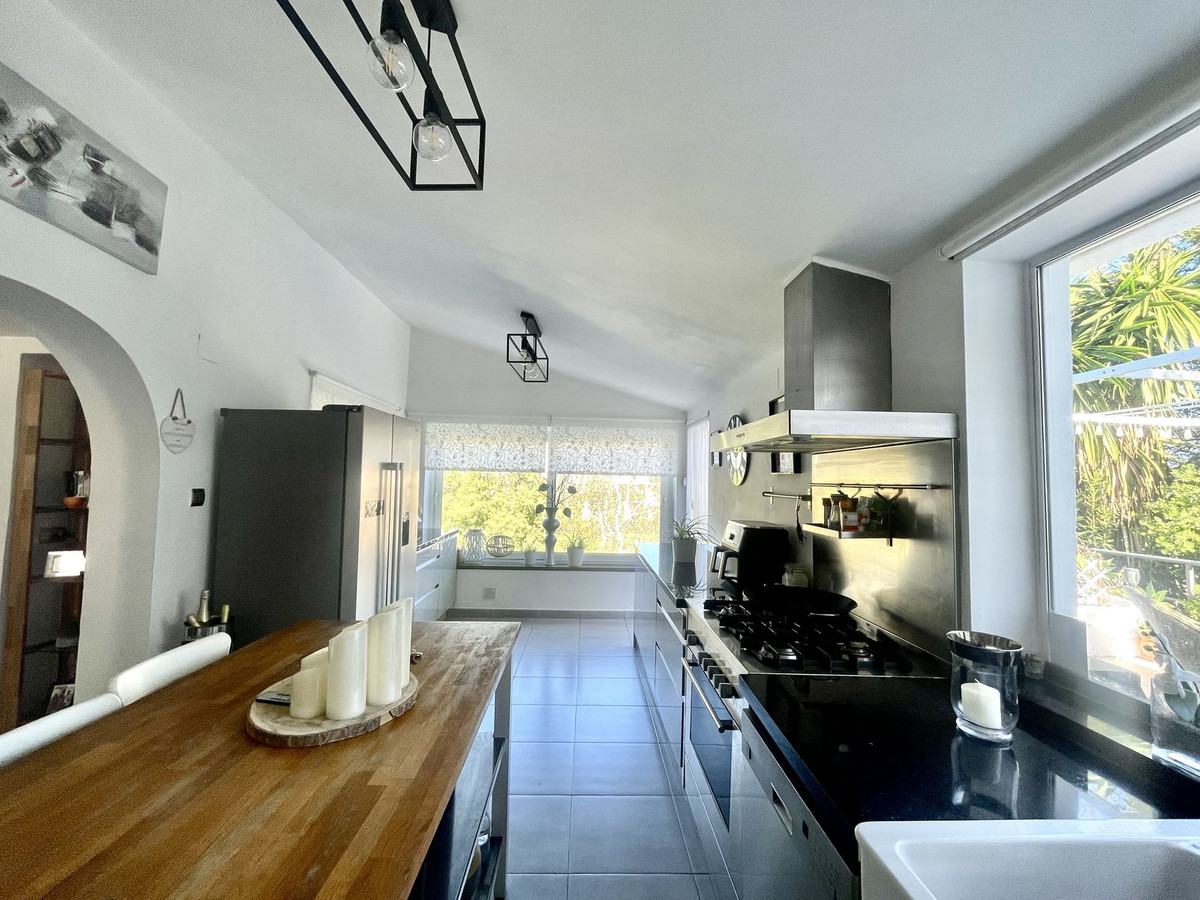 3 Bed Townhouse for sale in Cerros Del Aguila Costa Del Sol, Málaga, Spain