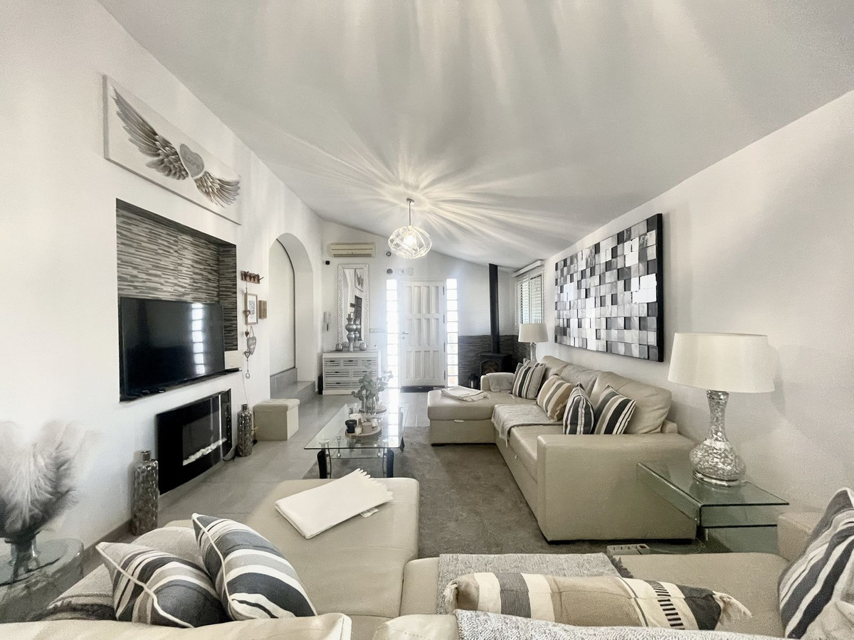 3 Bed Townhouse for sale in Cerros Del Aguila Costa Del Sol, Málaga, Spain