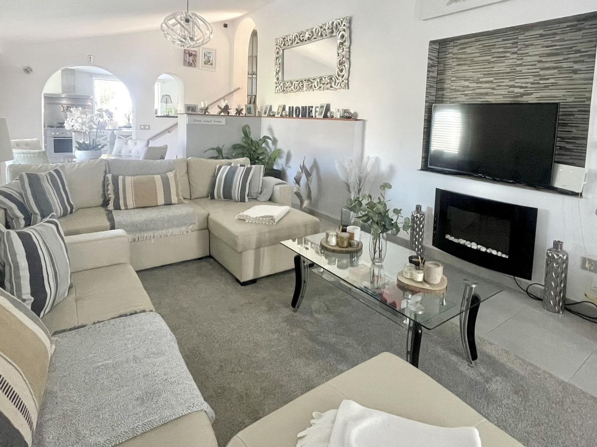 3 Bed Townhouse for sale in Cerros Del Aguila Costa Del Sol, Málaga, Spain