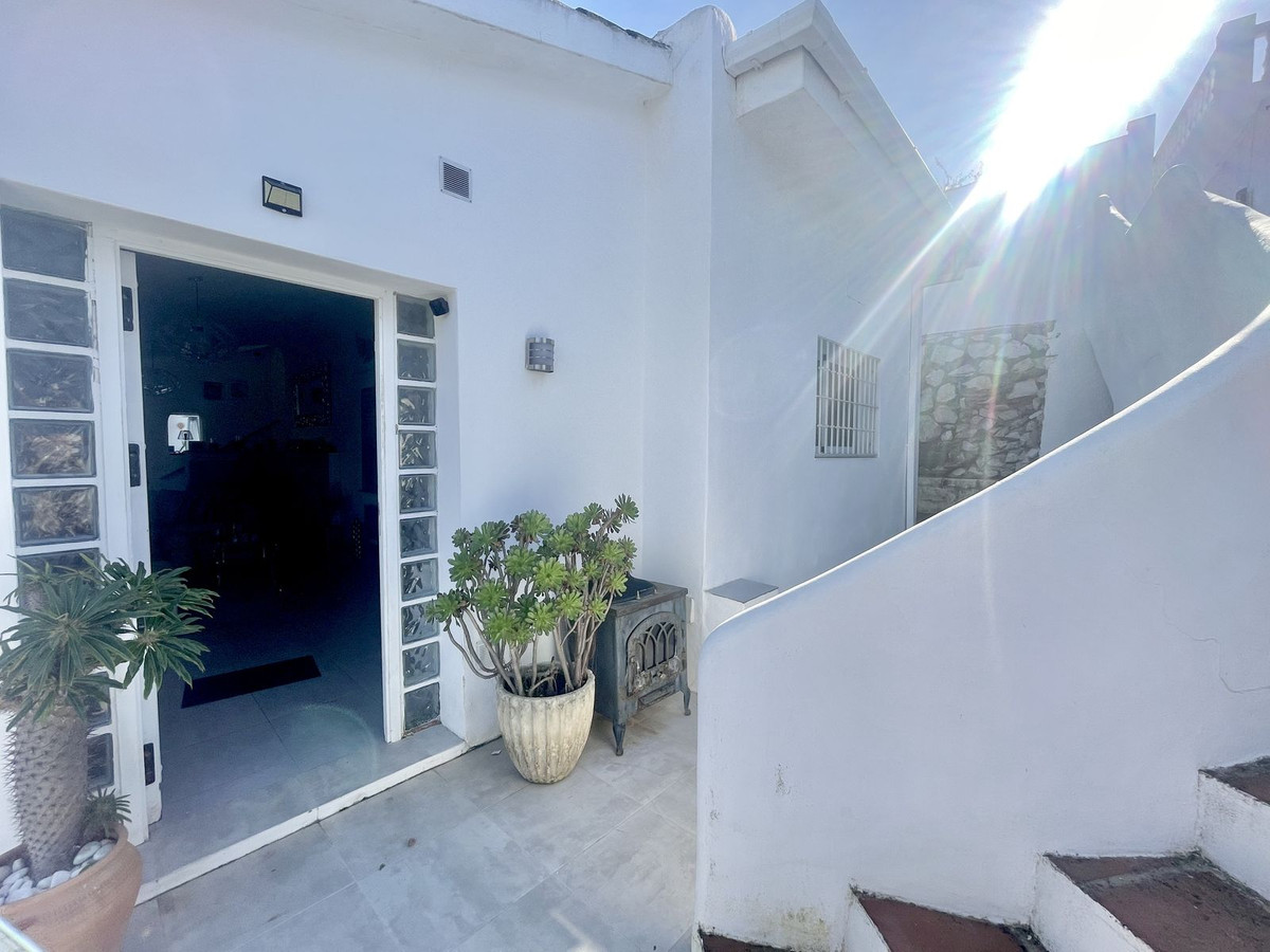3 Bed Townhouse for sale in Cerros Del Aguila Costa Del Sol, Málaga, Spain