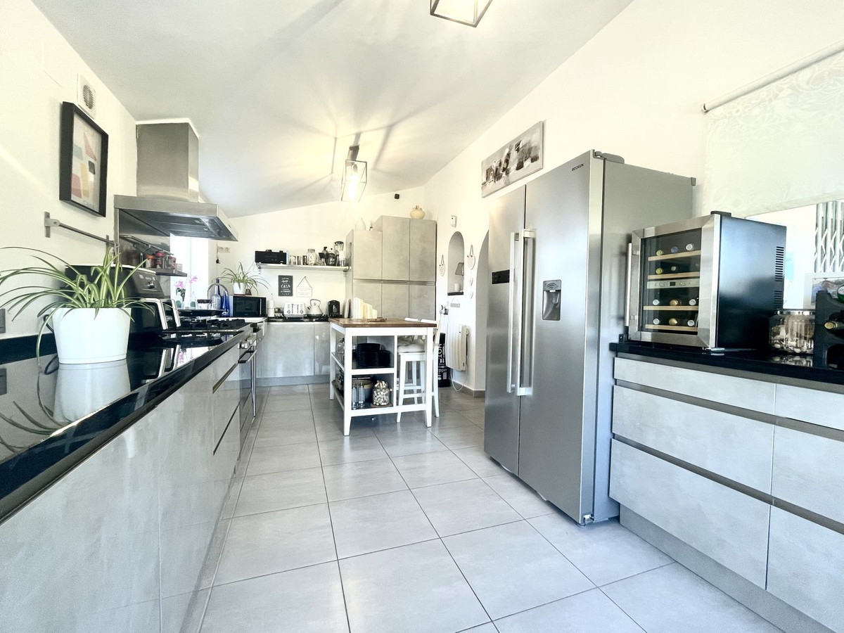 3 Bed Townhouse for sale in Cerros Del Aguila Costa Del Sol, Málaga, Spain