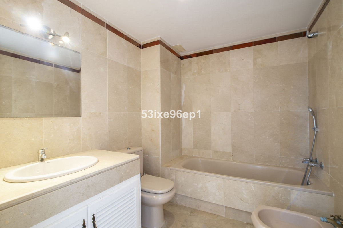 Se vende Pareada de 5 dormitorios en Costa Del Sol, Málaga, España