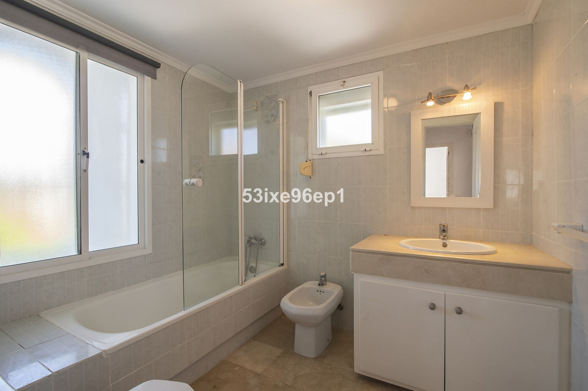 Se vende Pareada de 5 dormitorios en Costa Del Sol, Málaga, España