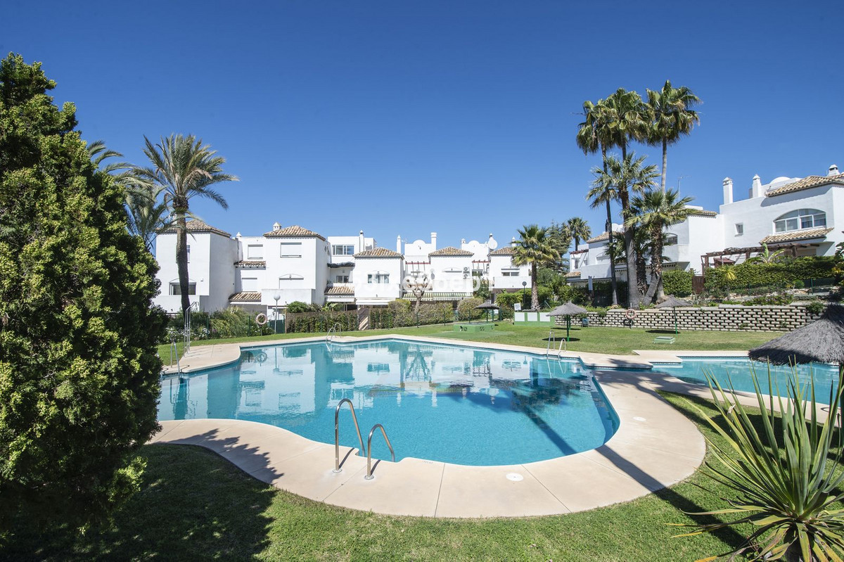 Se vende Pareada de 5 dormitorios en Costa Del Sol, Málaga, España