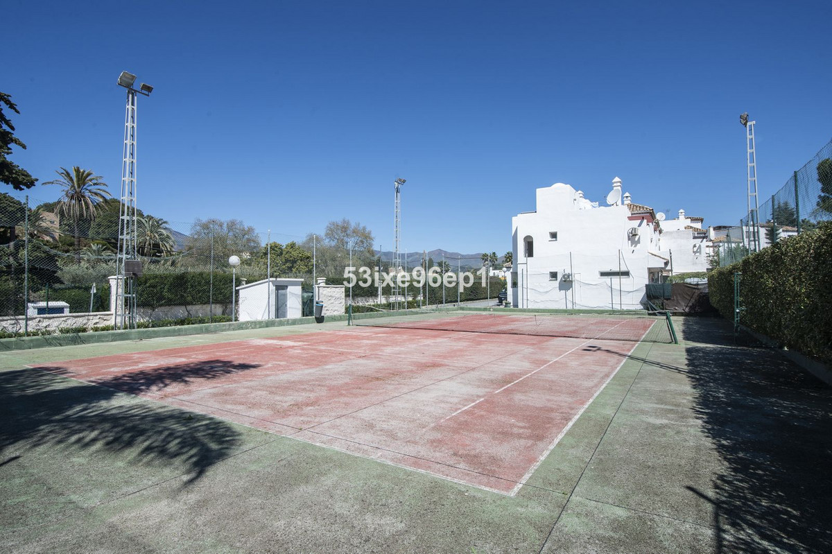Se vende Pareada de 5 dormitorios en Costa Del Sol, Málaga, España